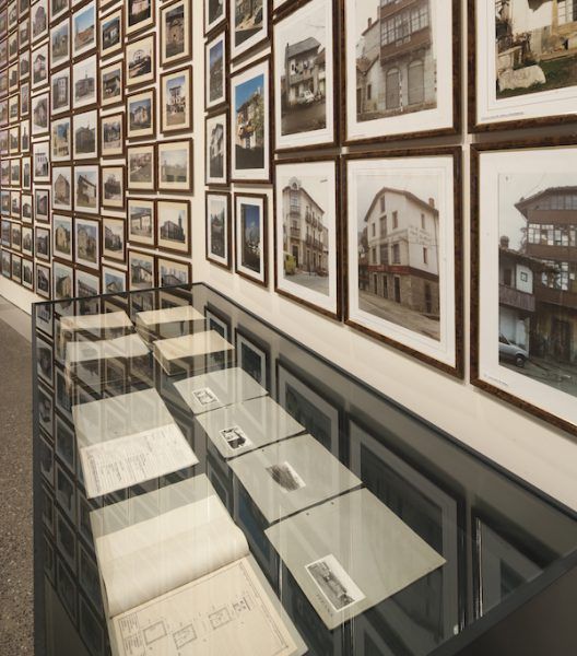 Galería de casas sumergidas por los pantanos en la exposición del MUSAC.