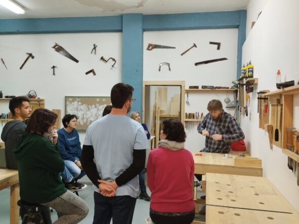Blanca Guzmán y Antonio Espada. En su taller artesanal y de restauración La Termita trabajan exclusivamente con madera certificada FSC.